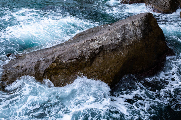 olas golpean la piedra
 - Foto, imagen