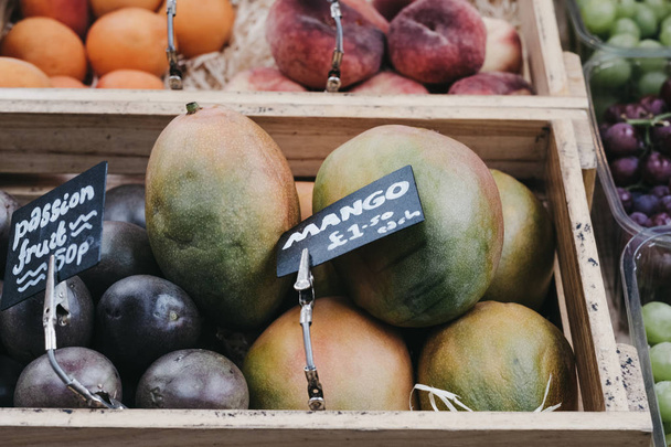Vers fruit in houten kisten in een markt kraam. - Foto, afbeelding
