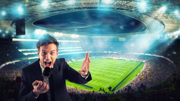 Jornalista esportivo comenta sobre um jogo de futebol no estádio
 - Foto, Imagem