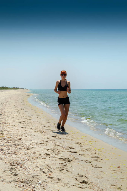 girl running seaside - Φωτογραφία, εικόνα