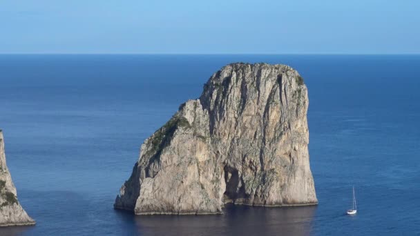 Włochy, Capri, widok na słynne naturalne stosy skał - Materiał filmowy, wideo