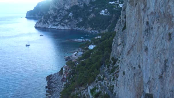 Włochy, Capri, widok na małą przystań - Materiał filmowy, wideo