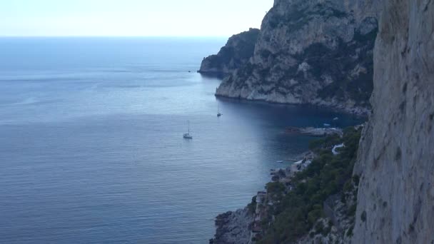 Włochy, Capri, widok na małą przystań - Materiał filmowy, wideo