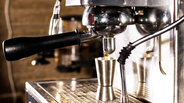 Kávé előkészítése a kávéfőző, Vértes megtekintéséhez. - Fotó, kép