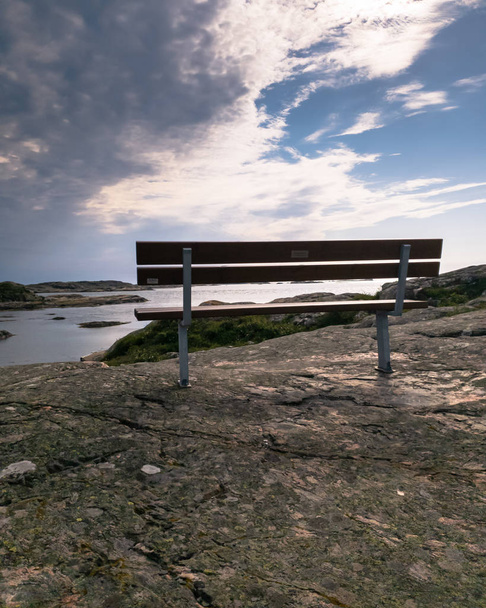 フォトヨーテボリ島の孤独な木製のベンチ、 スウェーデン  - 写真・画像