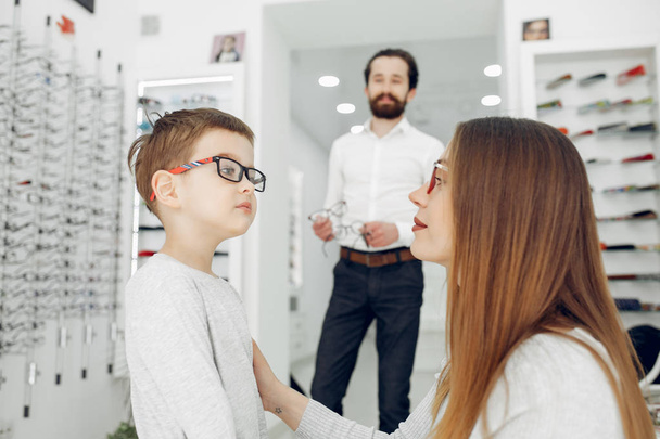 Mother with little son in the glasses store - Foto, Bild
