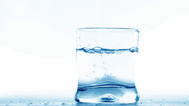 Enchendo um copo com água mostrando um conceito de bebida
 - Filmagem, Vídeo