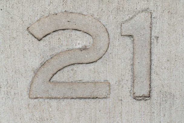 21 Ziffer auf Betongrund gestempelt - Foto, Bild