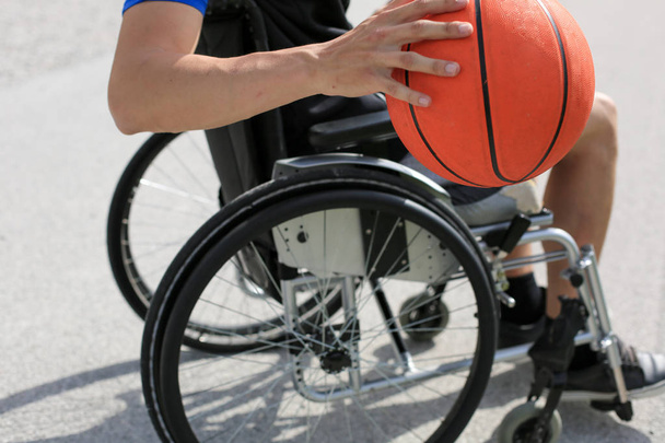 Ανάπηρος παίκτης καλαθοσφαίρισης σε αναπηρικό καροτσάκι - Φωτογραφία, εικόνα