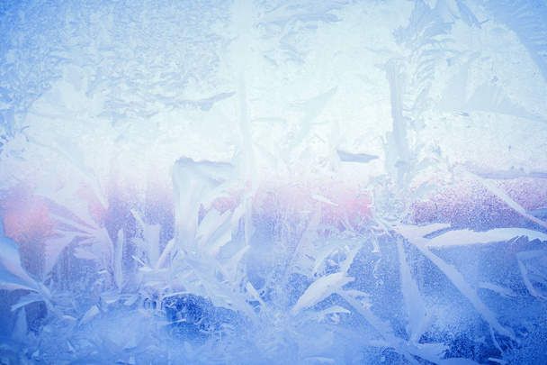 Gelo disegno sul vetro della finestra, ornamento fiocco di neve dopo anomalia ghiaccio freddo - Foto, immagini