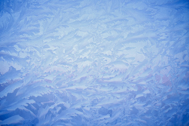 Frost tekening op venster glas, sneeuwvlok ornament na anomalie ijskoud - Foto, afbeelding