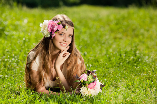 gyönyörű lány csokor virágot a szabadban - Fotó, kép