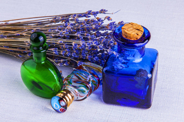 Cosmetics in  vintage glass bottles and flowers of lavender - Foto, Imagem