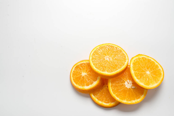  Шматочки апельсина на білому тлі
 - Фото, зображення