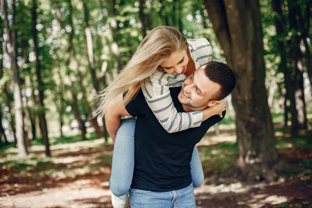 Beautiful couple spend time on a summer forest - Foto, Imagen