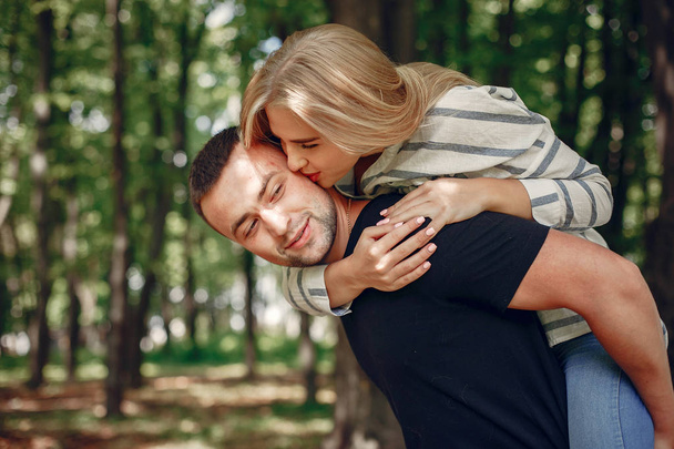 Beautiful couple spend time on a summer forest - Valokuva, kuva