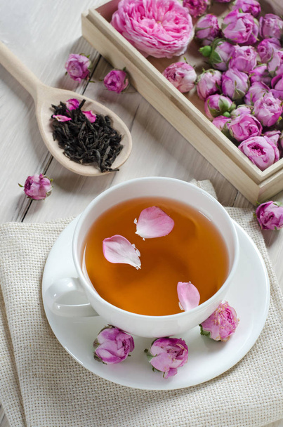 Šálek čaje s plátky růžového - Fotografie, Obrázek