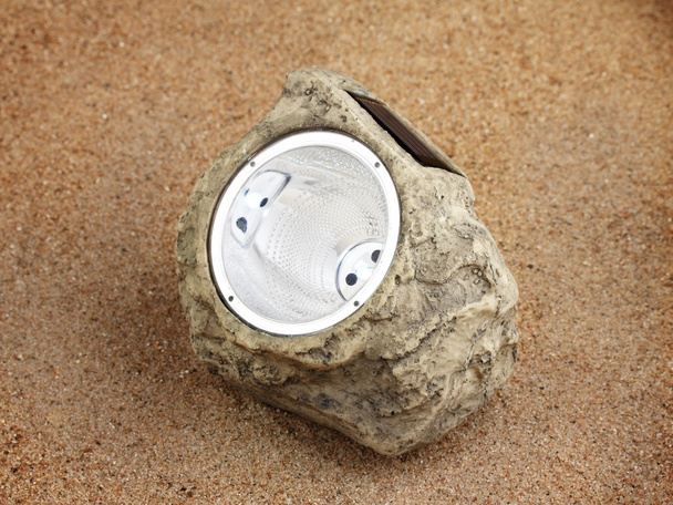 lámpara con fotocélula en la arena
 - Foto, imagen