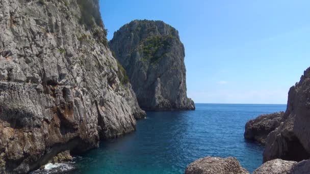 Włochy, Capri, widok na słynne naturalne stosy skał. Widok z boku - Materiał filmowy, wideo