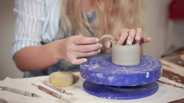Ceramist nő rögzítő fogantyú agyag csésze műhelyében, közelről - Felvétel, videó