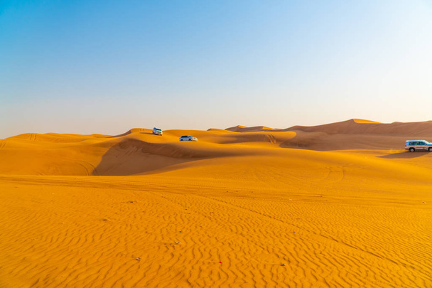 Jeeps Dubai çöl Safari, Sarı çöl tepeleri ve gökyüzü, Dubai yakınlarındaki Kırmızı kum Arap çöl, Birleşik Arap Emirlikleri - Fotoğraf, Görsel