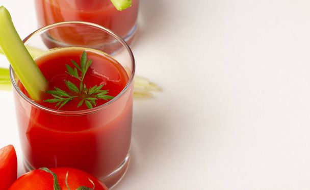 Jus de tomate frais sur fond blanc close up
 - Photo, image