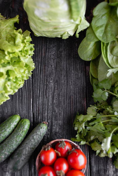 Friss zöldségek a főzéshez a sötét fából készült háttér hely a szöveg. Felülnézet. - Fotó, kép