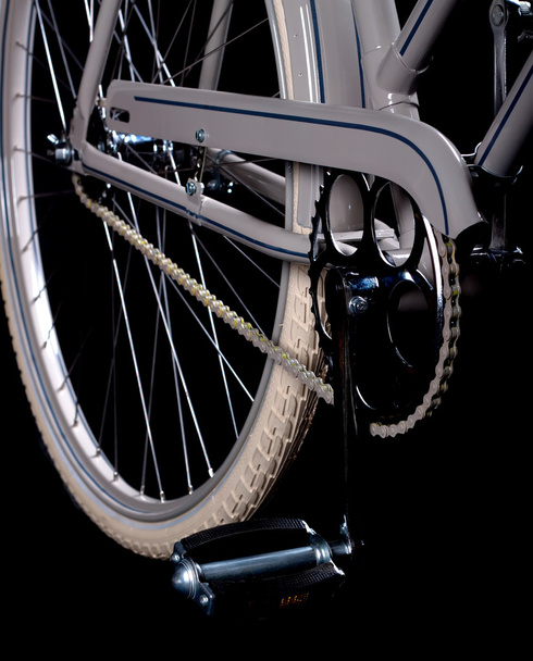 古い改装されたレトロ自転車 - 詳細 - 写真・画像