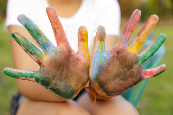 Menina asiática com as mãos pintadas em tintas coloridas
 - Foto, Imagem
