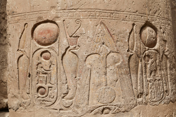 Hieróglifos egípcios em Luxor Temple, Luxor, Egito
 - Foto, Imagem