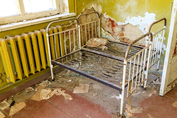 東ヨーロッパ、ウクライナ、プリピャット、チェルノブイリ学校の寮の子供用ベッド. - 写真・画像