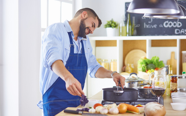 cozinhar, profissão e conceito de pessoas - cozinheiro chef masculino com smartphone na cozinha do restaurante
 - Foto, Imagem