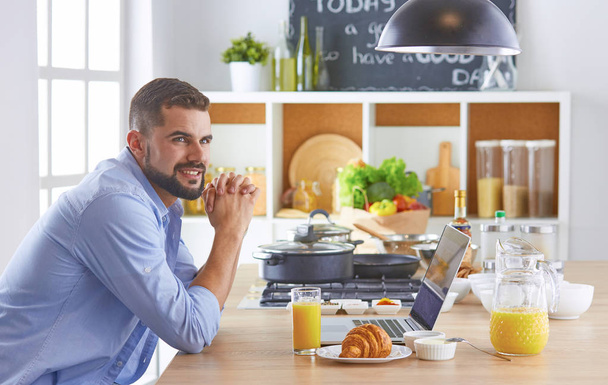 деловой человек завтракает с ноутбуком и соком
 - Фото, изображение