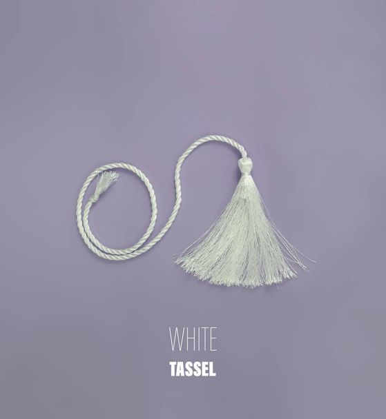 Bílé hedvábné střapce izolované na jednoduché pozadí pro tvorbu grafické koncepce - Fotografie, Obrázek
