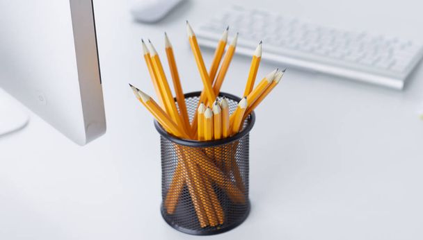 Bleistifte aus Graphit in einer Glasschale auf dem Bürotisch. Konzept. - Foto, Bild