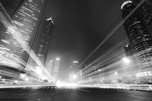 valo polkuja modernin rakennuksen taustalla Shanghaissa Kiinassa. - Valokuva, kuva