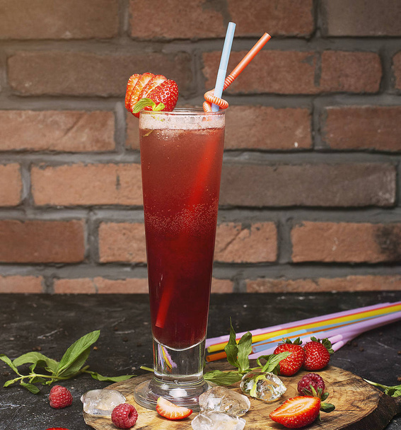 Été rafraîchissant boisson saine, smoothie aux fraises
 - Photo, image
