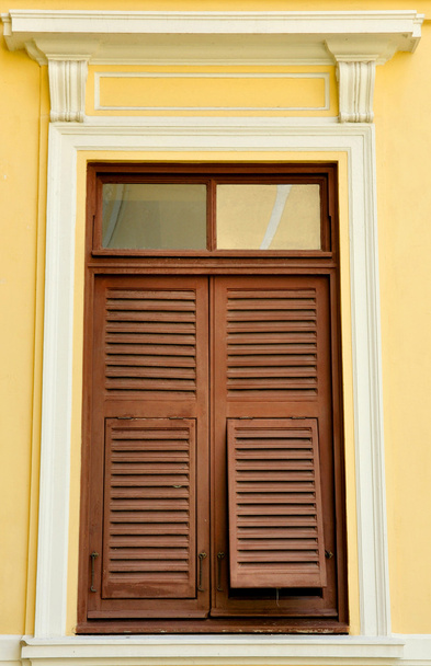 brązowe drewniane okiennice na ściana żółty - Zdjęcie, obraz
