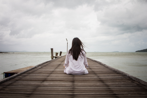Meditation junger Frauen - Foto, Bild