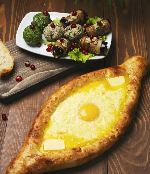 Plat traditionnel turc cuit pide
.  - Photo, image