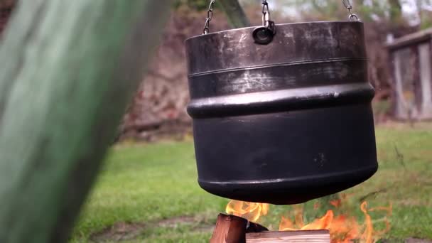 Cozinhar sopa de goulash closeup
 - Filmagem, Vídeo