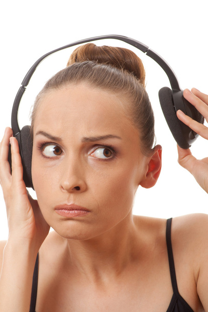 vrouw luisteren muziek met koptelefoon, op wit - Foto, afbeelding