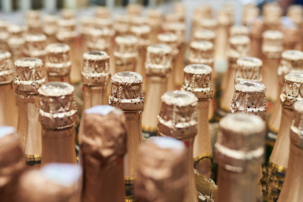 versiegelte Champagnerflaschen, Hintergrundtextur - Foto, Bild