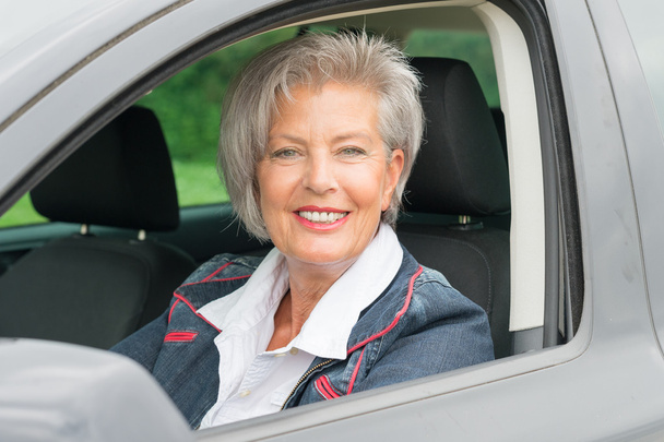 Senior woman in car - Fotografie, Obrázek
