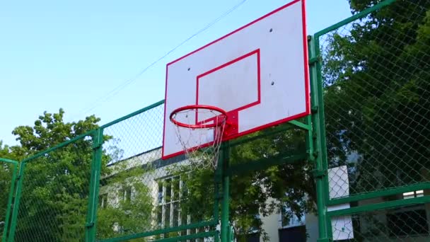 Spor motivasyonu. Sokak basketbolu. Oyuncu, topu sokak sahasındaki sepete atıyor. Basketbol antrenman oyunu. Konsept spor, motivasyon, hedef başarı, sağlıklı yaşam tarzı. - Video, Çekim