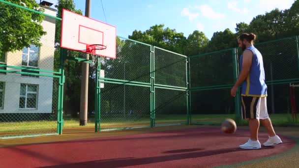 Sport motivation. Street basketball. The player scores the ball in the basket on the street court. Training game of basketball. Concept sport, motivation, goal achievement, healthy lifestyle. - Πλάνα, βίντεο