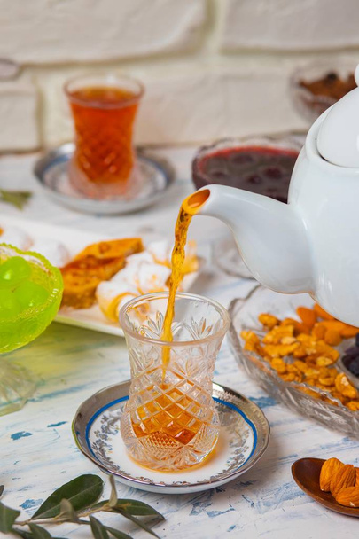 Set da tè con varietà di noci tradizionali
. - Foto, immagini