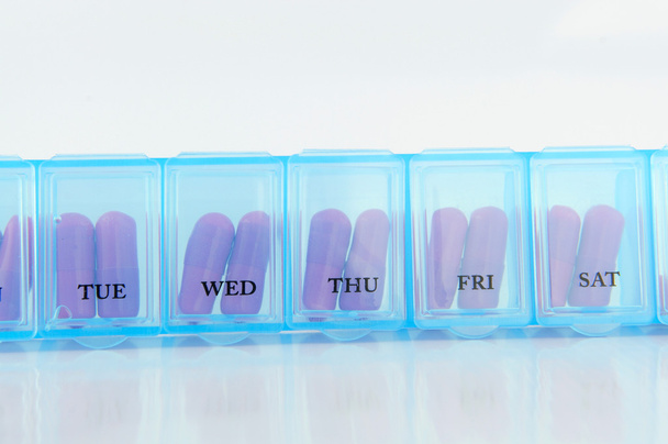 Compressa e capsula di prescrizione in scatola pillola quotidiana
 - Foto, immagini