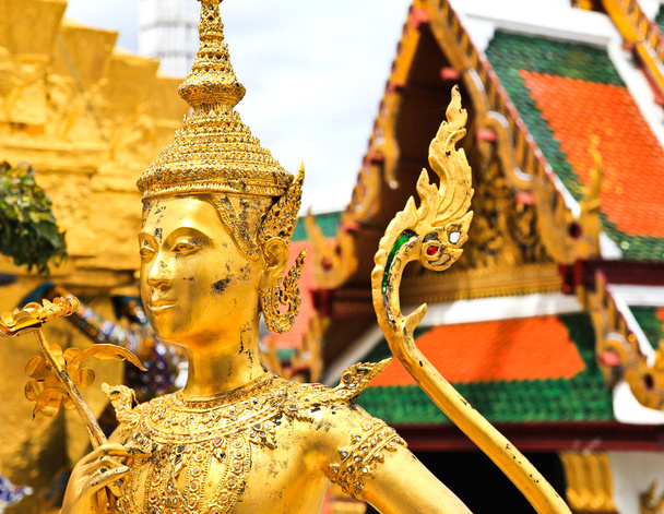 Golden kinnara patsas Grand Palace Bangkok, Thaimaa
. - Valokuva, kuva