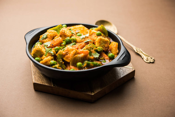ミックス野菜カレー - インドのメインコースのレシピは、ニンジン、カリフラワー、グリーンピースと豆、ベビートウモロコシ、カプシカムとパネ/カッテージチーズと伝統的なマサラとカレー、選択的な焦点が含まれています - 写真・画像